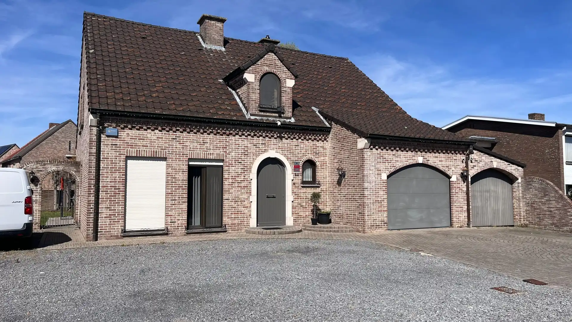 Vrijstaande woning met 4 slaapkamers en inpandige garage. foto 2