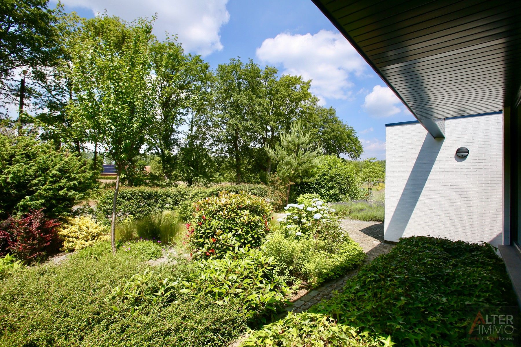 Stijlvolle, tijdloze en volledig gelijkvloerse woning met 3 slaapkamers, inpandige garage, tuinlounge en een schitterende tuin met een adembenemend uitzicht op een oase van groen! foto 28