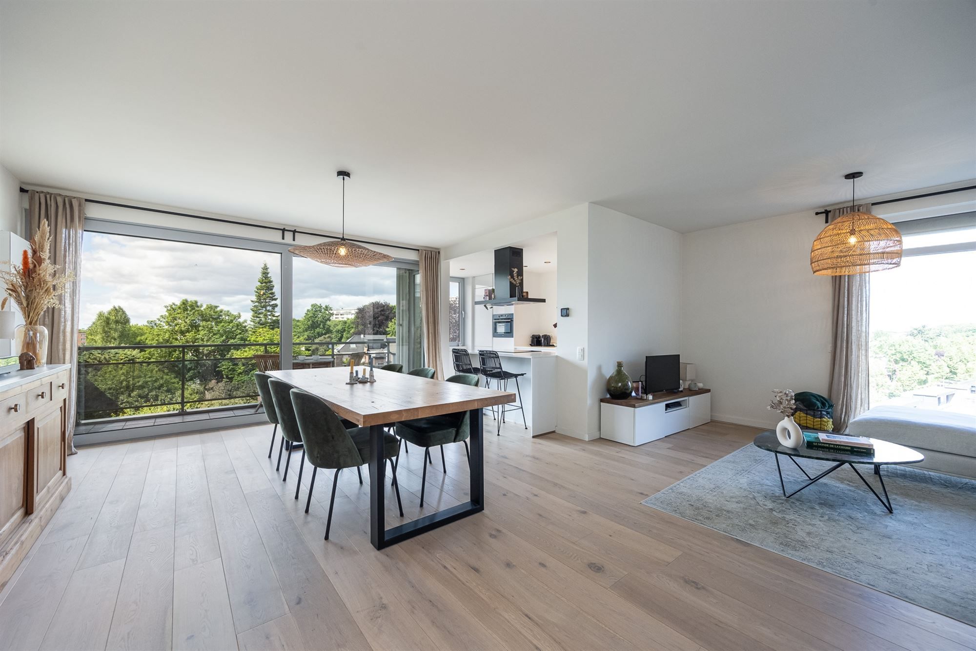Instapklaar en lichtrijk hoekappartement nabij het Rooi foto {{pictureIndex}}