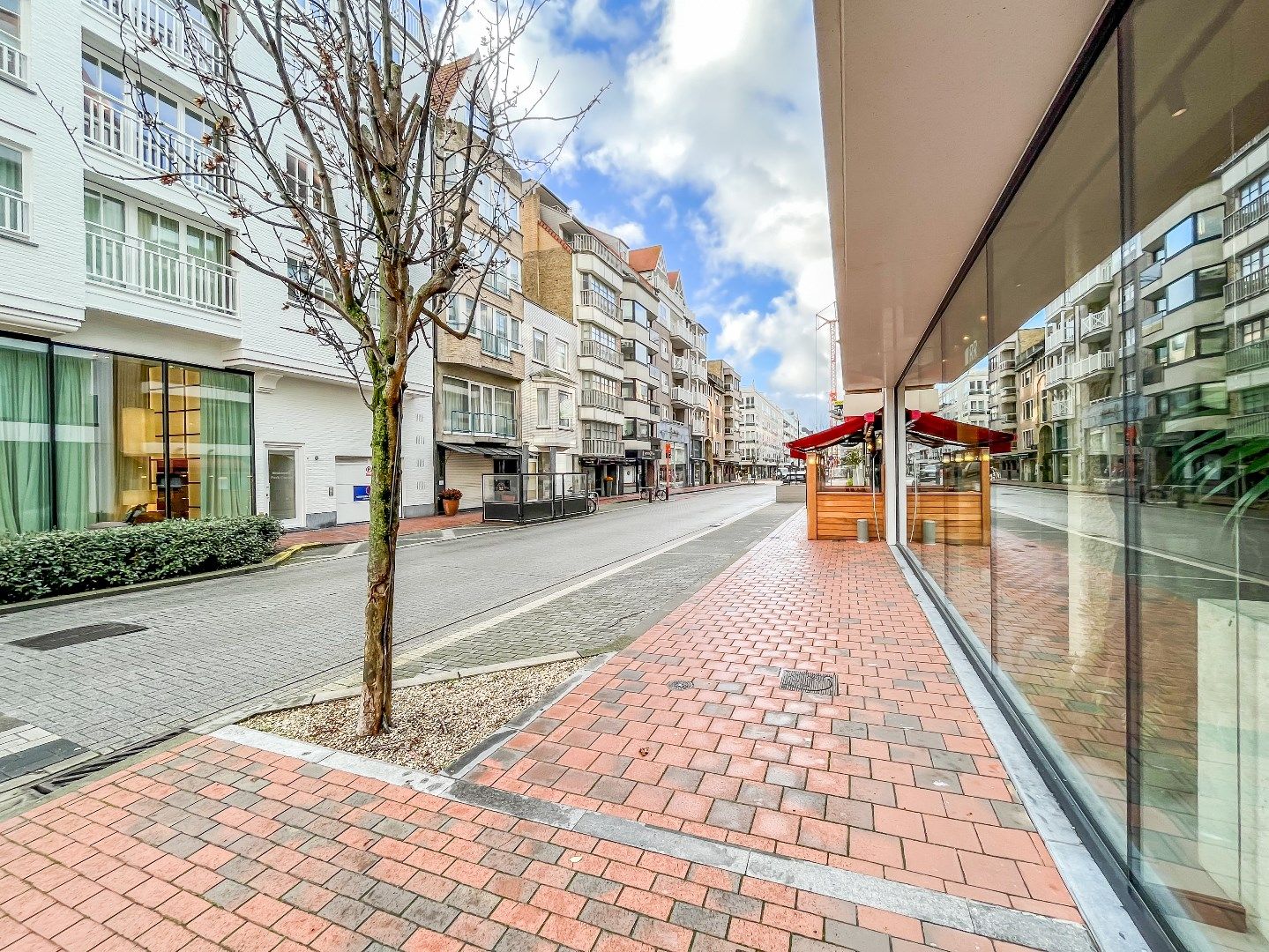 Opbrengsteigendom bestaande uit 6 verhuurde entiteiten gelegen in de Kustlaan, nabij het Driehoeksplein en de Zeedijk. foto {{pictureIndex}}