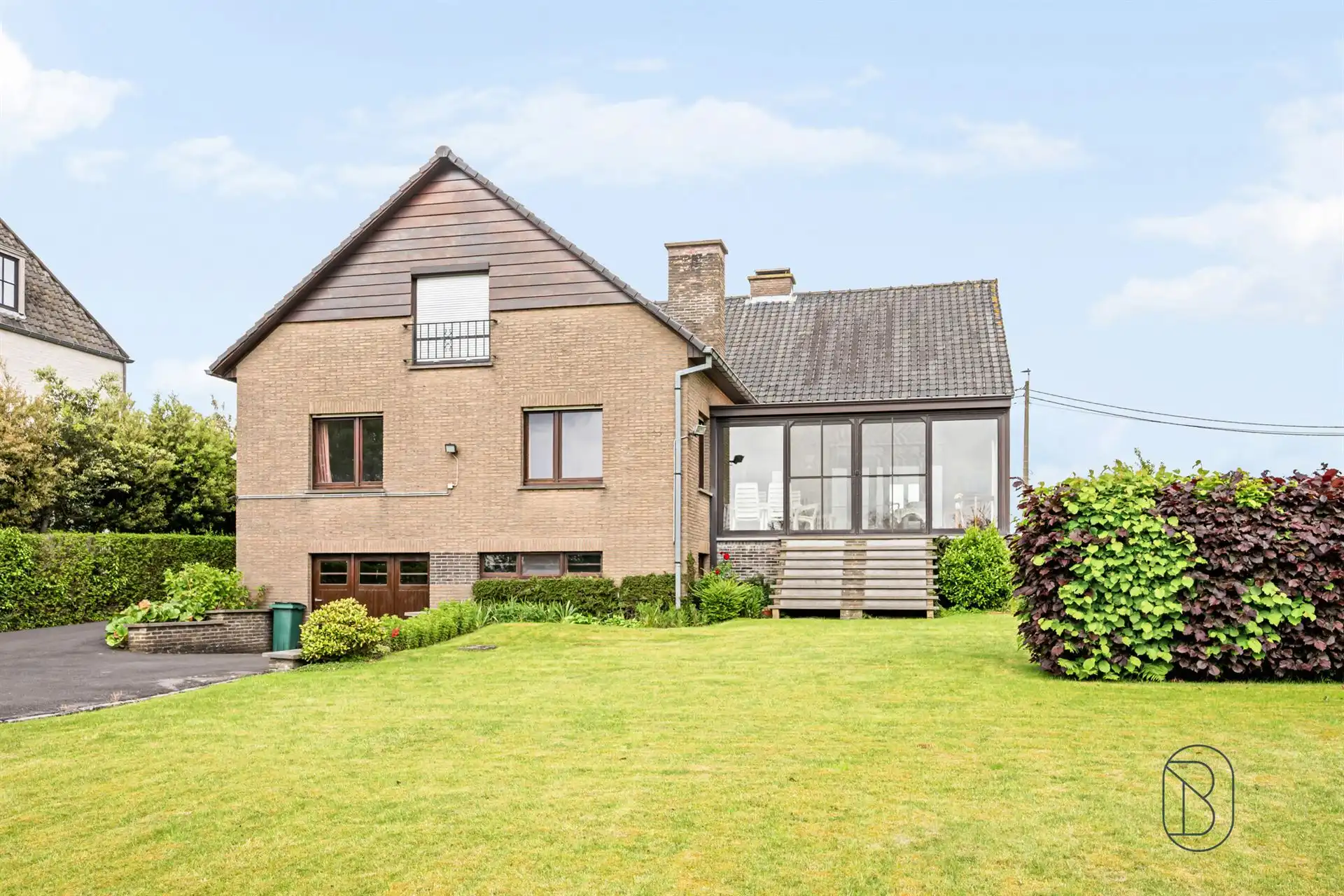 Degelijke villa met prachtig open zicht. foto 3