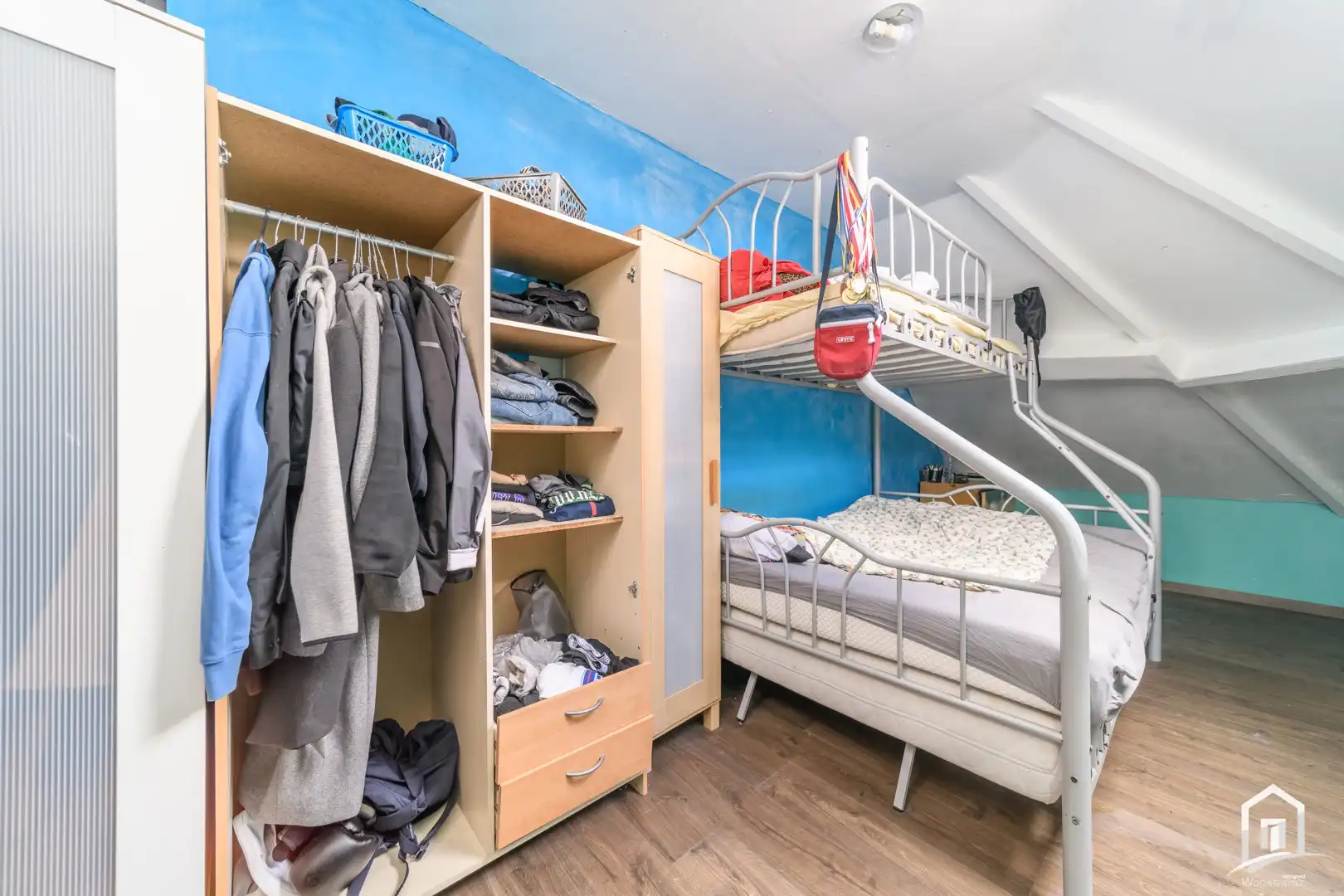 Centraal gelegen, licht op te frissen hoekwoning foto 12