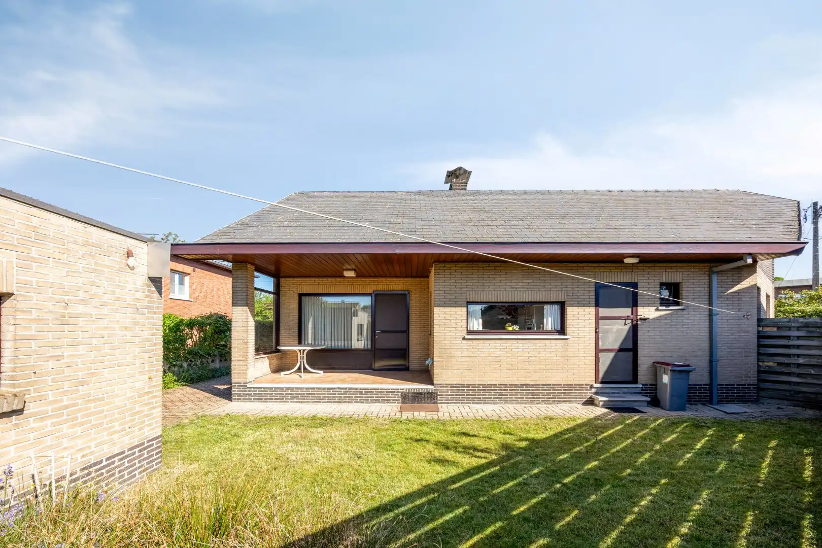 Rustig gelegen op te frissen gelijkvloers woning. foto 24