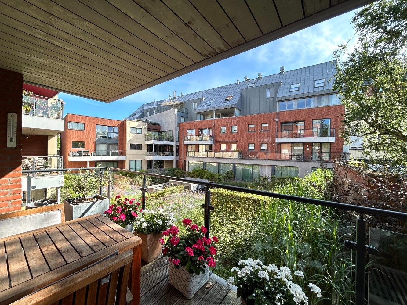 Luxueus afgewerkt appartement met terras en autostaanplaats nabij Sluispark foto 13