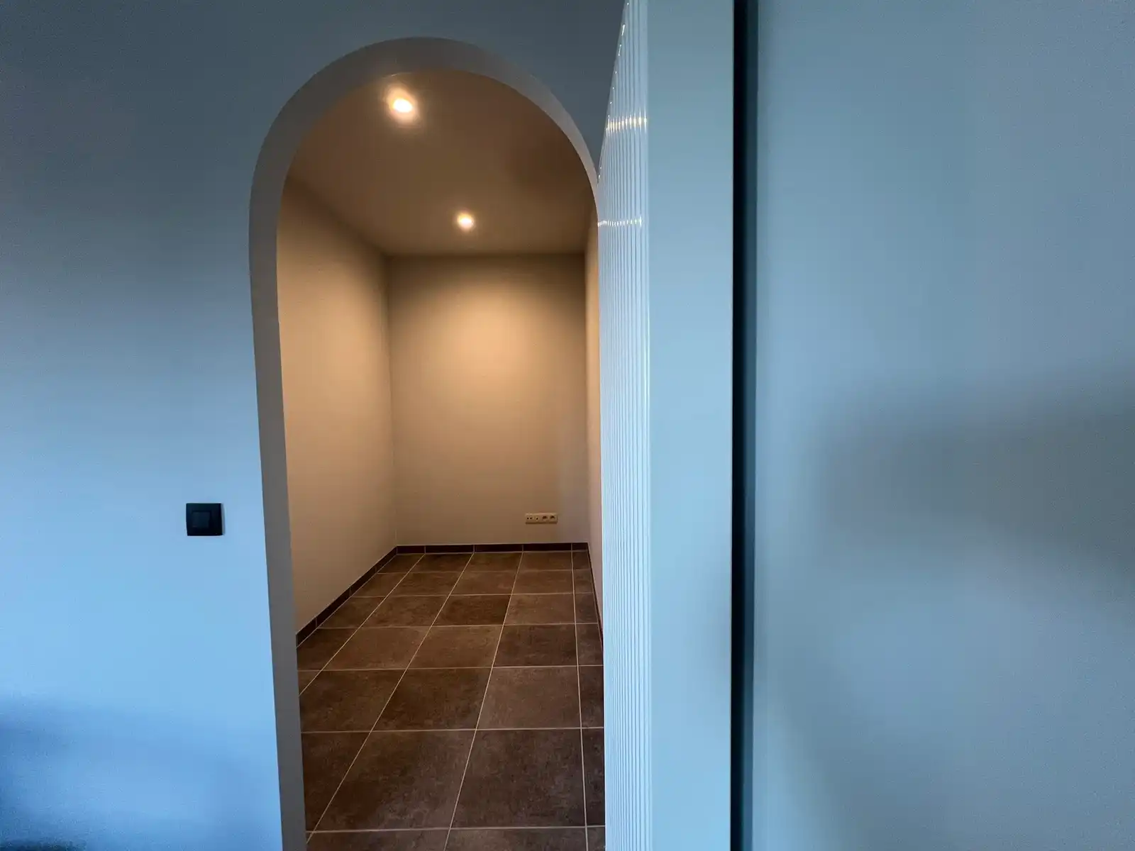 Ruim app met 2 slaapkamers, terras en 2 autostaanplaatsen foto 7