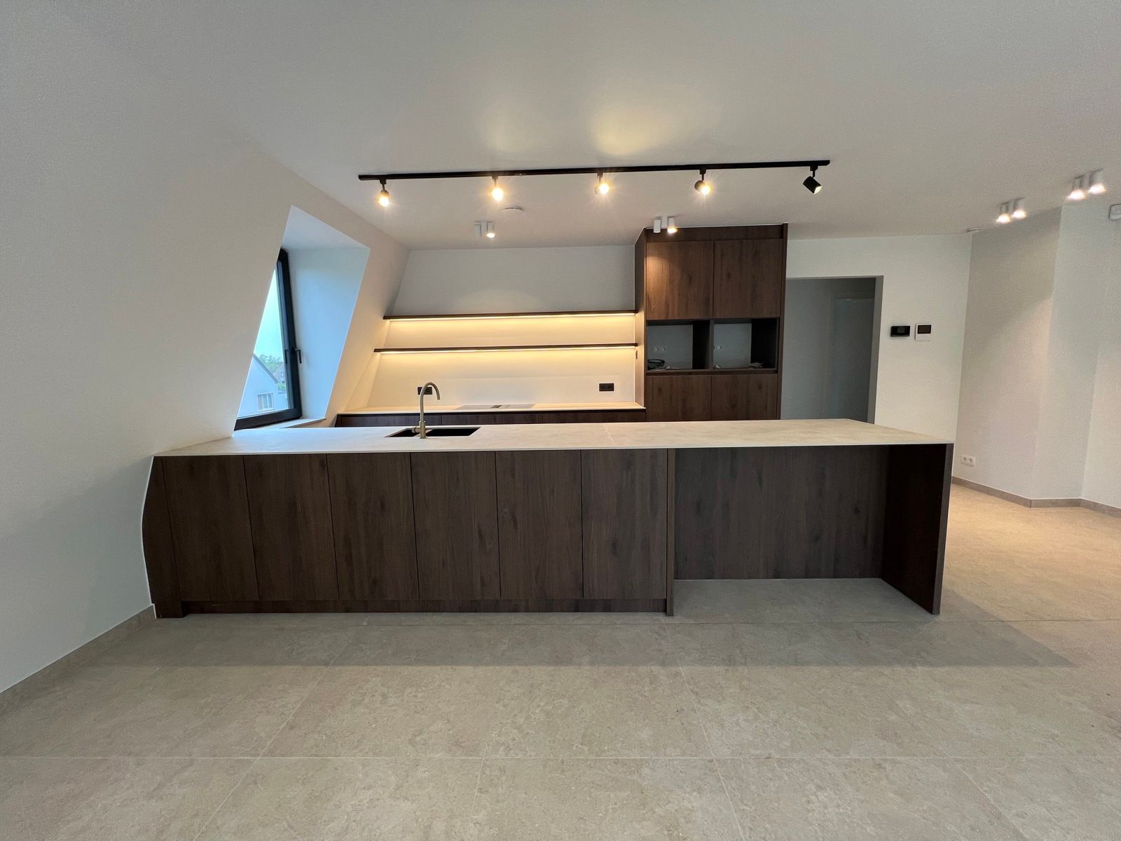 Luxueus nieuw dakapp met 2 slpk, terras en dubbele parking foto {{pictureIndex}}