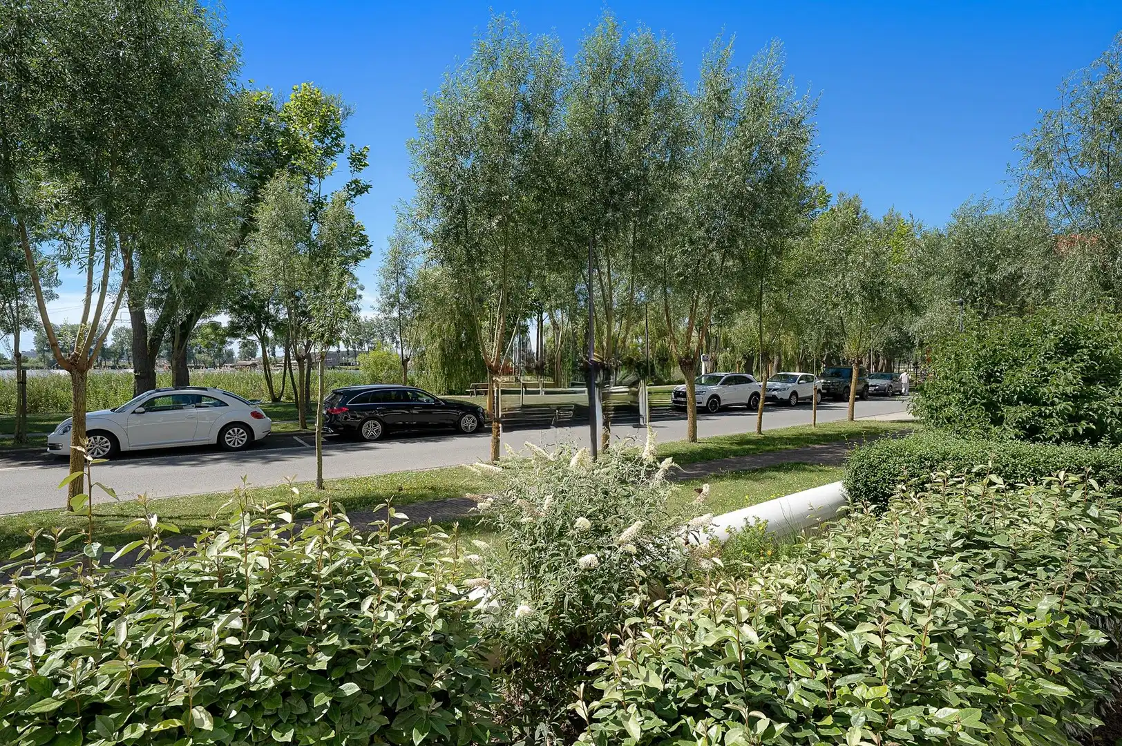 Uitzonderlijk tuinappartement met frontaal zicht op het Duinenwatermeer. foto 13
