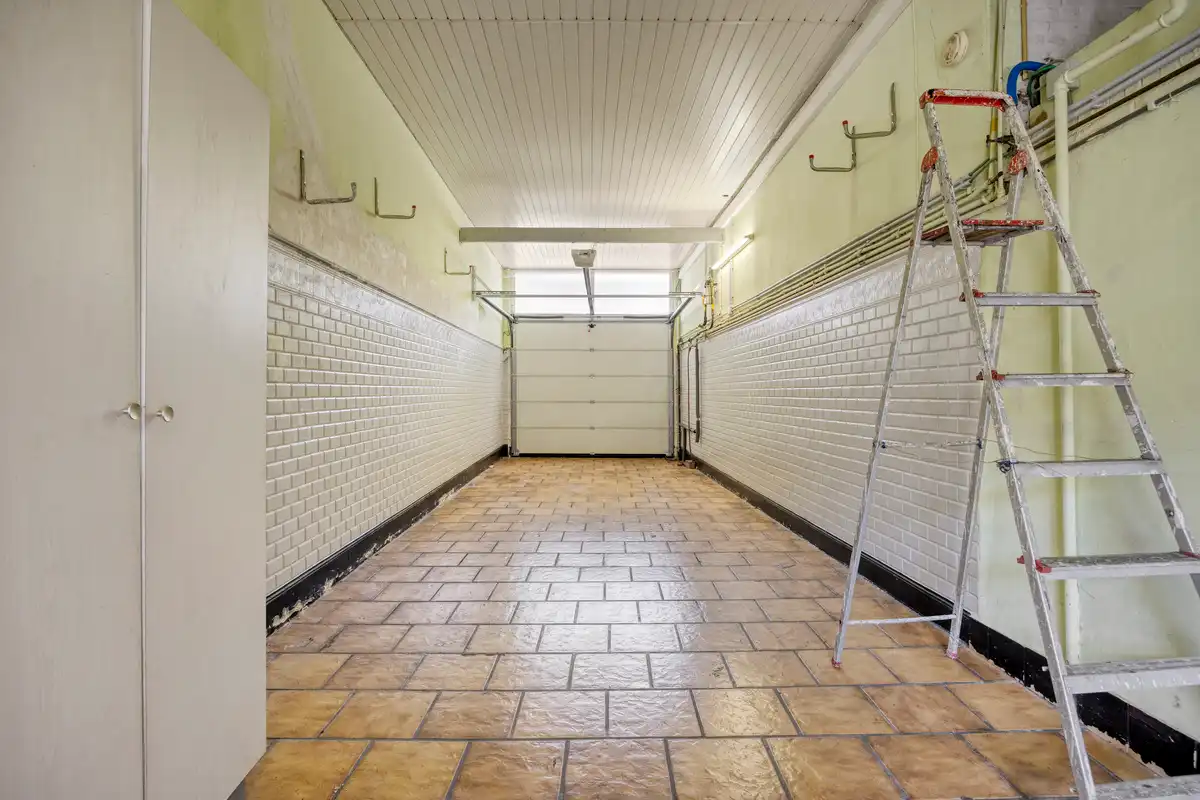 Te renoveren woning met grote garage foto 22