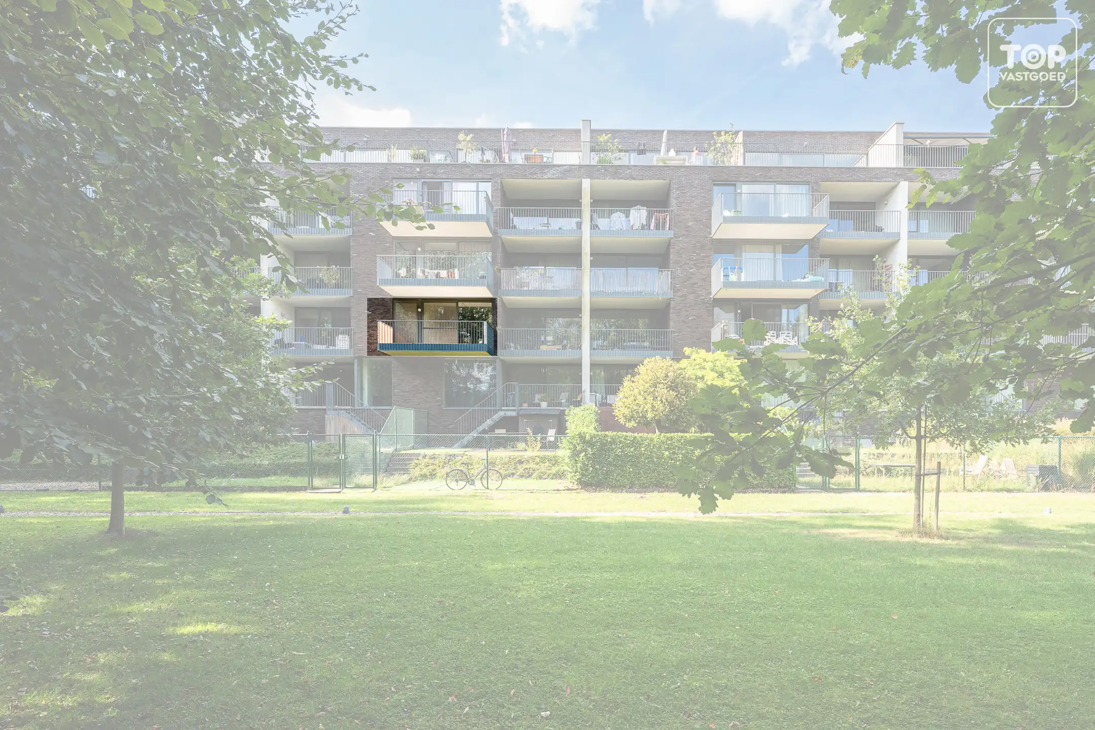 lichtrijk appartement met 1 slaapkamer en groene tuin foto 3