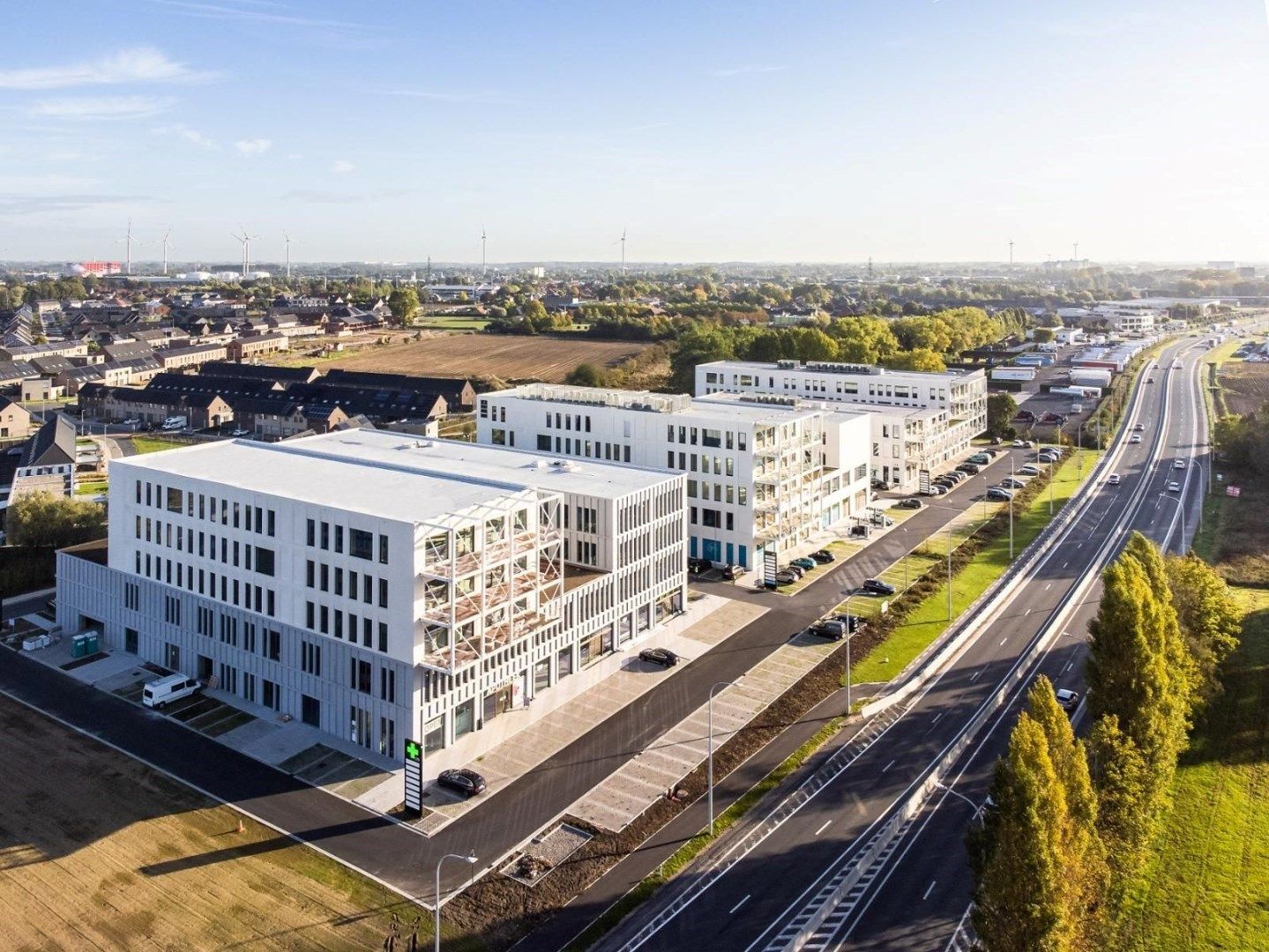 Kantoor 355,9 m² op toplocatie te Roeselare met parkeerplaatsen.   foto 1