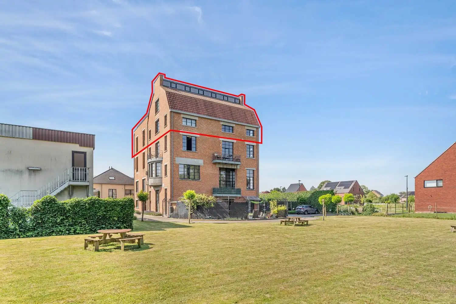 Unieke industriële loft van 240 m² met dakterras van 96 m², jacuzzi en dubbele parking foto {{pictureIndex}}