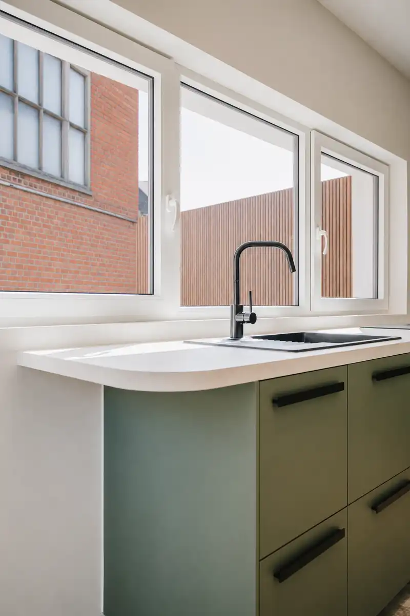 Recent gerenoveerde woning met grote loods foto 10