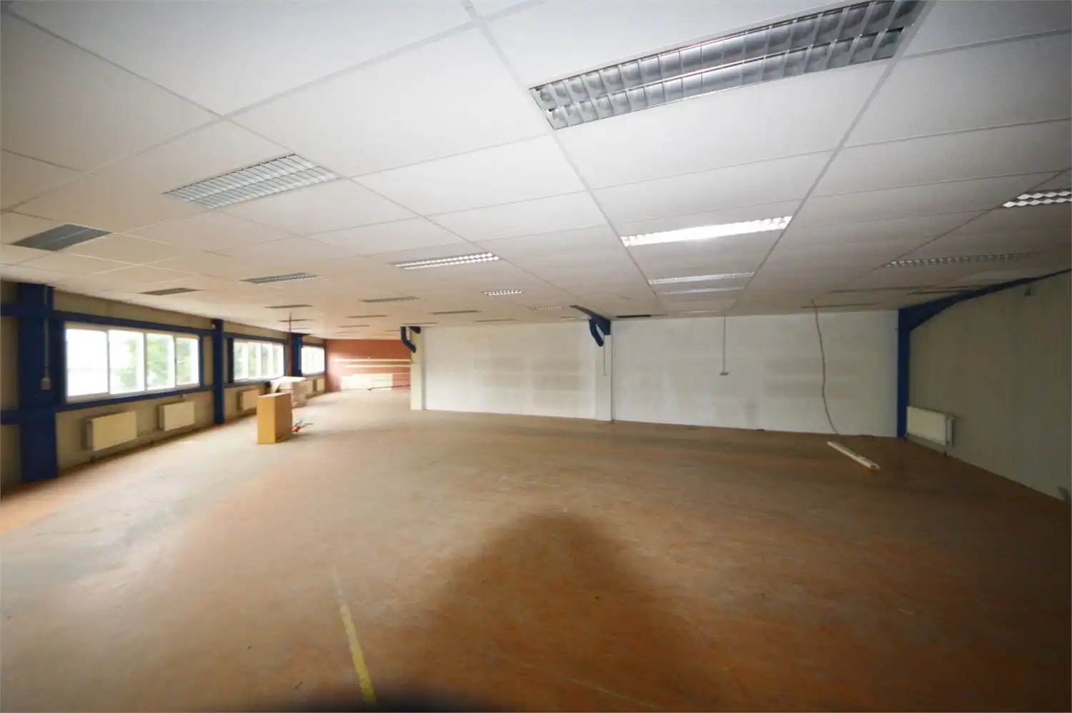 ** IN OPTIE ** COMMERCIEEL GEBOUW BAANLOCATIE MET PARKING NABIJ MCDONALDS foto 27