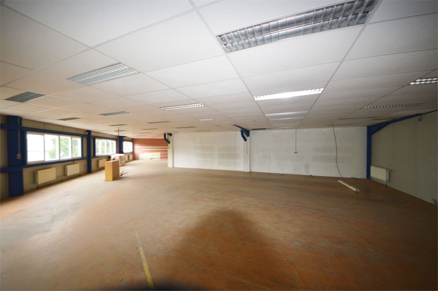 COMMERCIEEL GEBOUW BAANLOCATIE MET PARKING NABIJ MCDONALDS foto 27