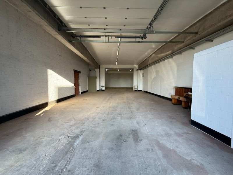 Gerenoveerd magazijn van 290 m² te huur in Ronse – uitstekende ligging langs de N48 foto 2