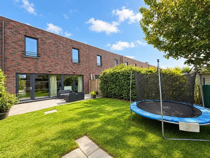 Moderne lage-energiewoning met mooie tuin en garage in een rustige woonwijk foto {{pictureIndex}}