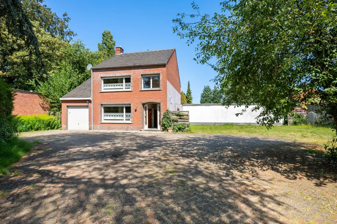 Hoofdfoto van de publicatie: Vrijstaande, te renoveren woning met 3 slpk., garage en tuin