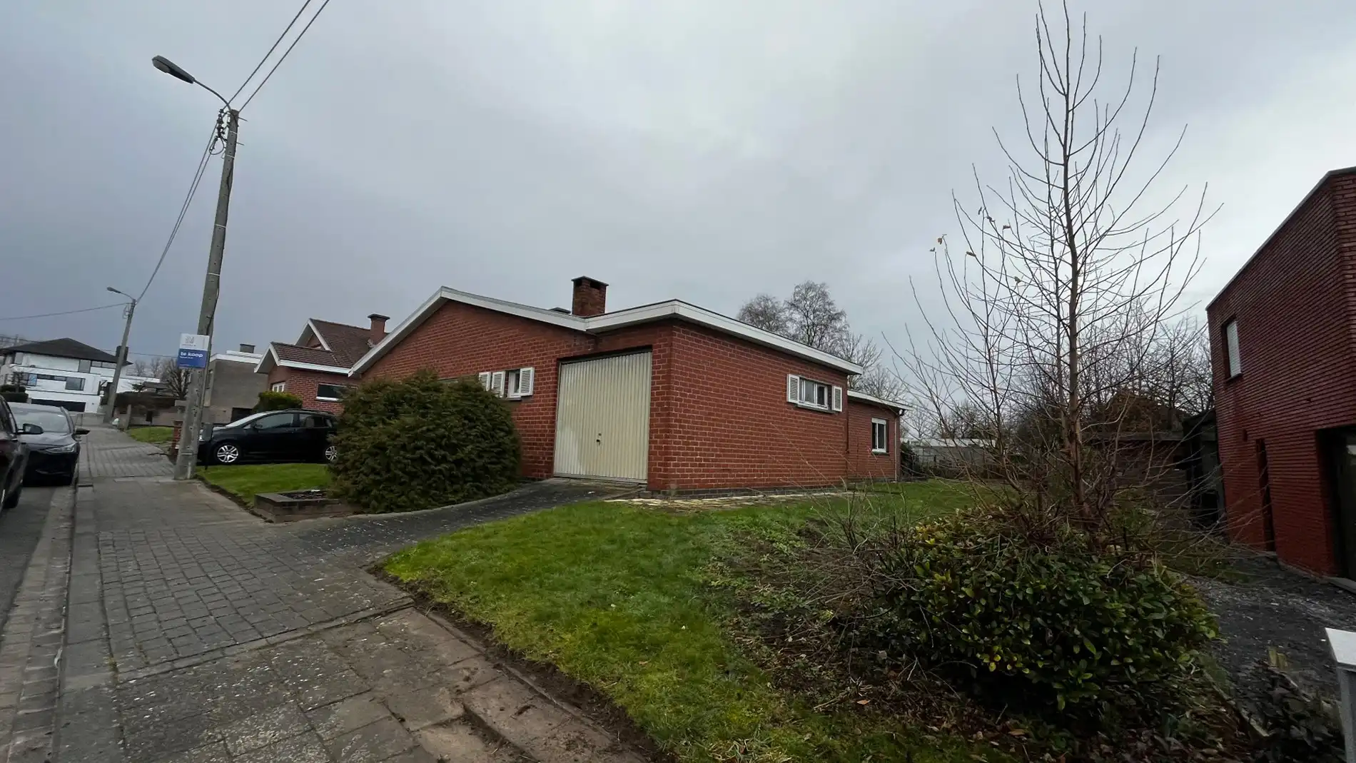 Gelijkvloerse woning op 537 m² met oprit, garage en 5 kamers foto 2