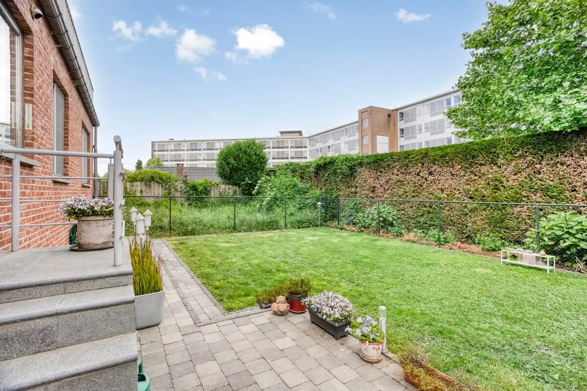 Opbrengsteigendom met 3 appartementen, garages en tuin foto 11