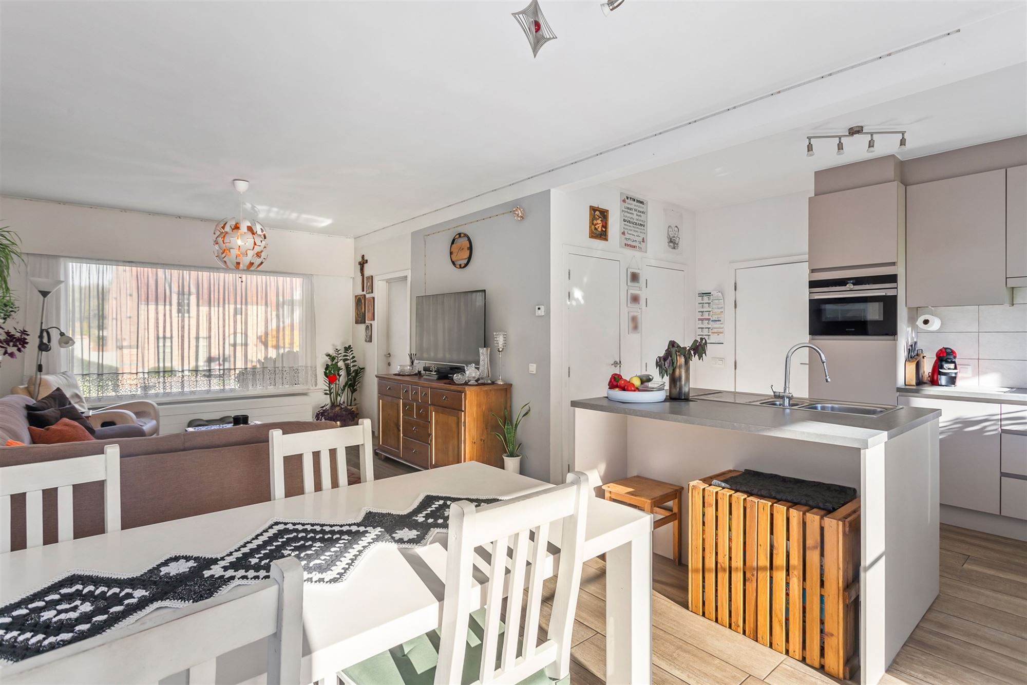 VOLLEDIG GERENOVEERDE, PERFECT INSTAPKLARE WONING OP MOOI PERCEEL! foto 3