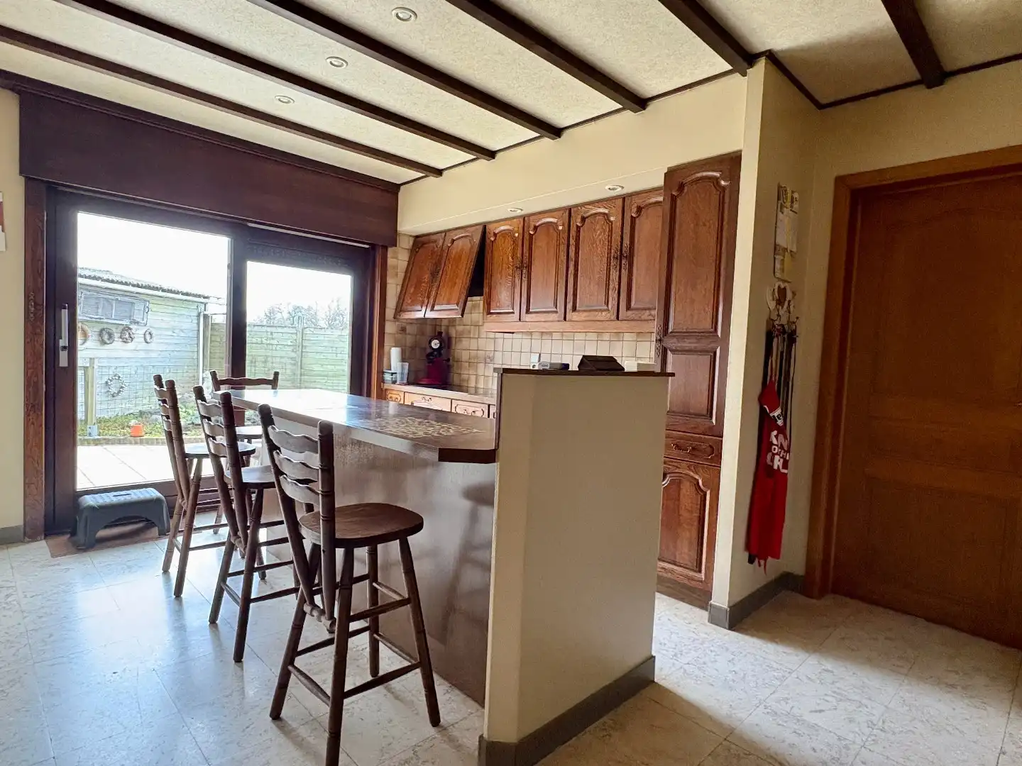 Gelijkvloerse woning op 628 m², 3 slaapkamers, mooi aangelegde tuin en garage. foto 8