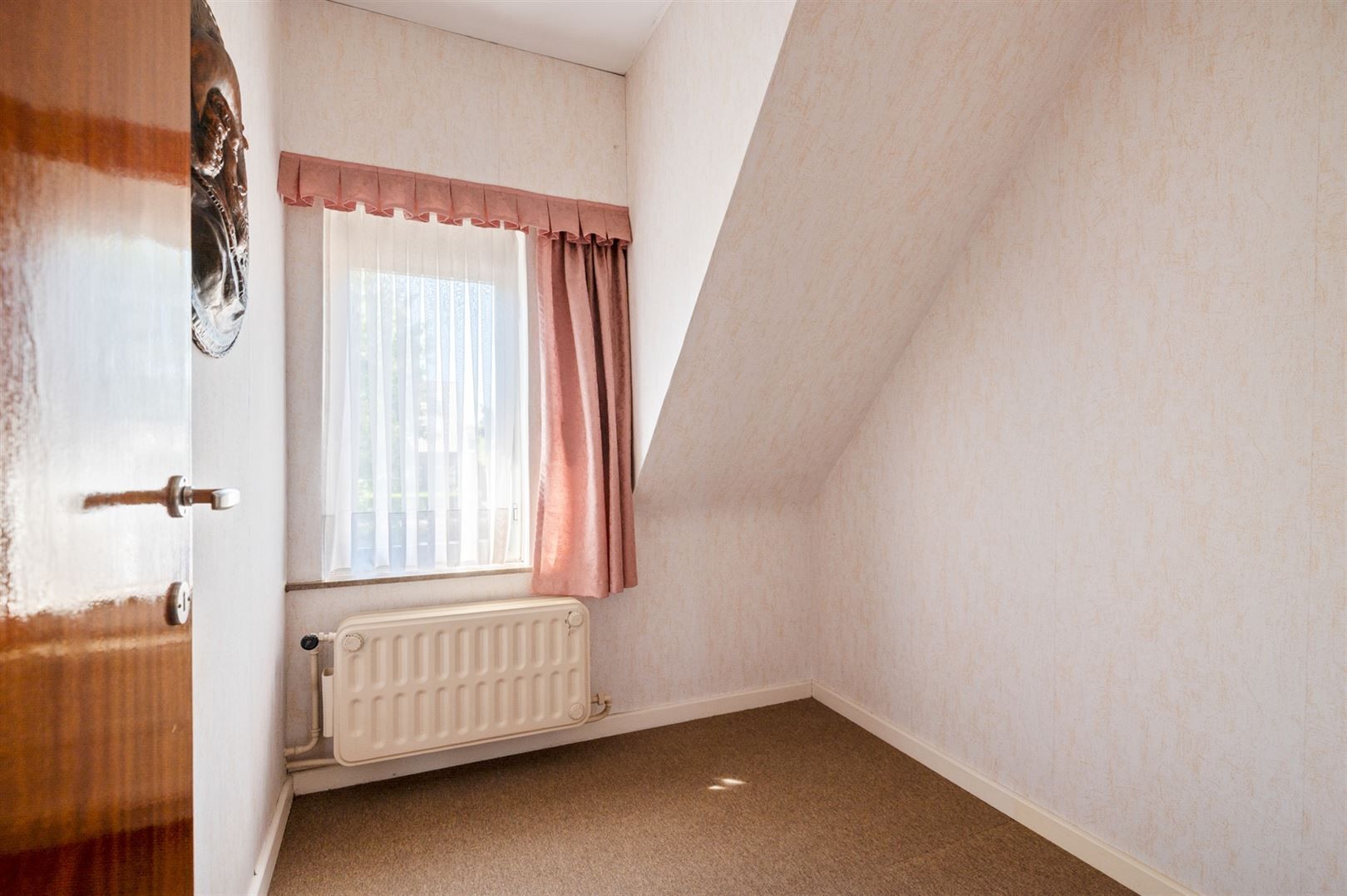 Te renoveren halfopen woning met 3 slaapkamers en garage. foto 14