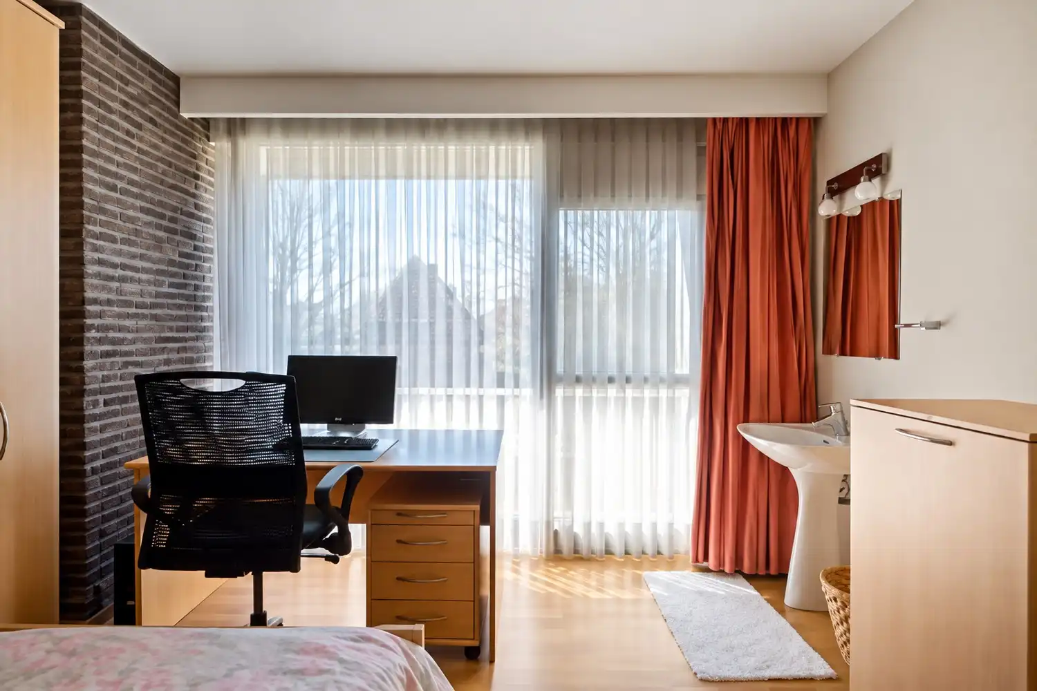IN OPTIE !! Lichtrijke en instapklare HOB met ruimte om verder te groeien? Ontdek deze oerdegelijke lichtrijke woning tussen Vriesdonk en het centrum van Brasschaat ! foto 2