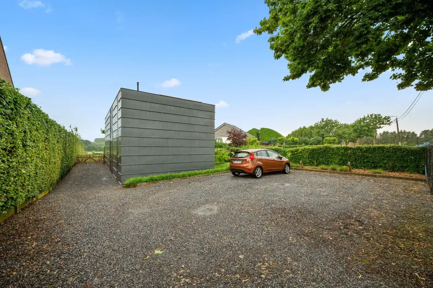 Moderne open bebouwing met prachtige tuin met zwemvijver foto 24