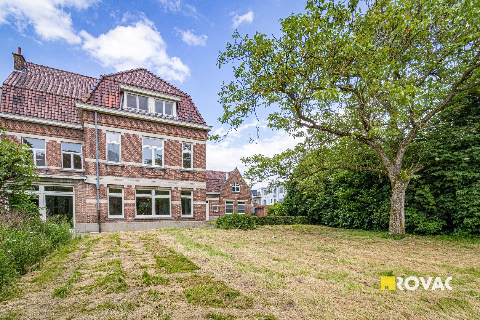 Eclectische burgerwoning met prachtige tuin in centrum Izegem foto 2