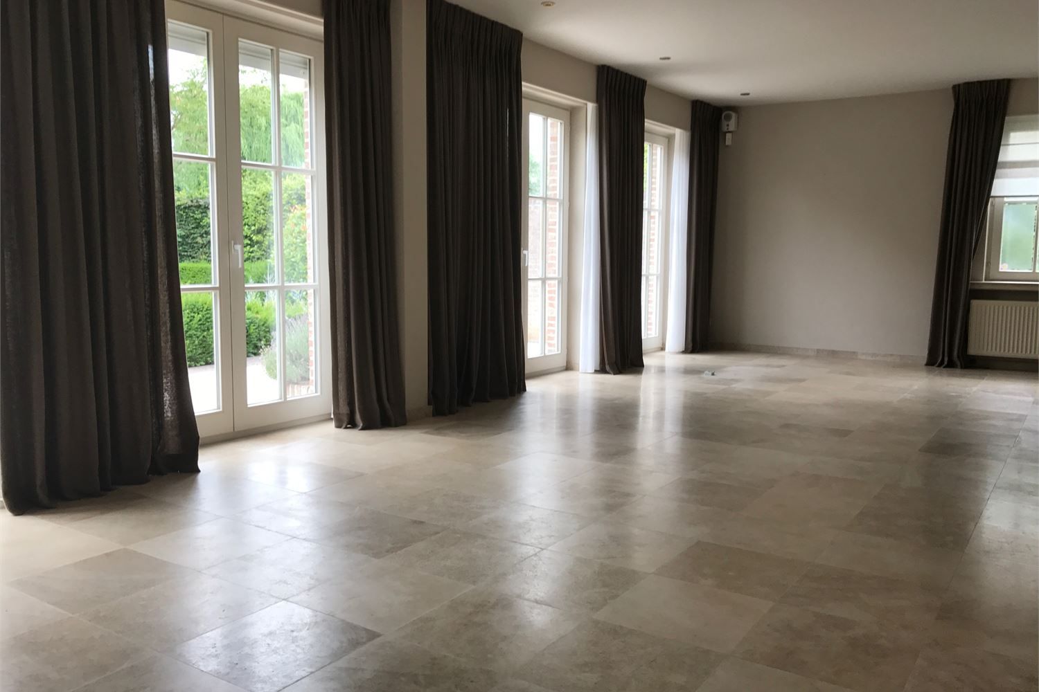 Instapklare gezinswoning met zonnige tuin in rustige doodlopende straat foto 2