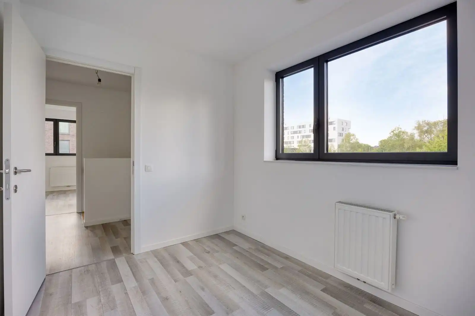 Recente 3-gevelwoning met 3 slaapkamers, tuin en garage foto 26