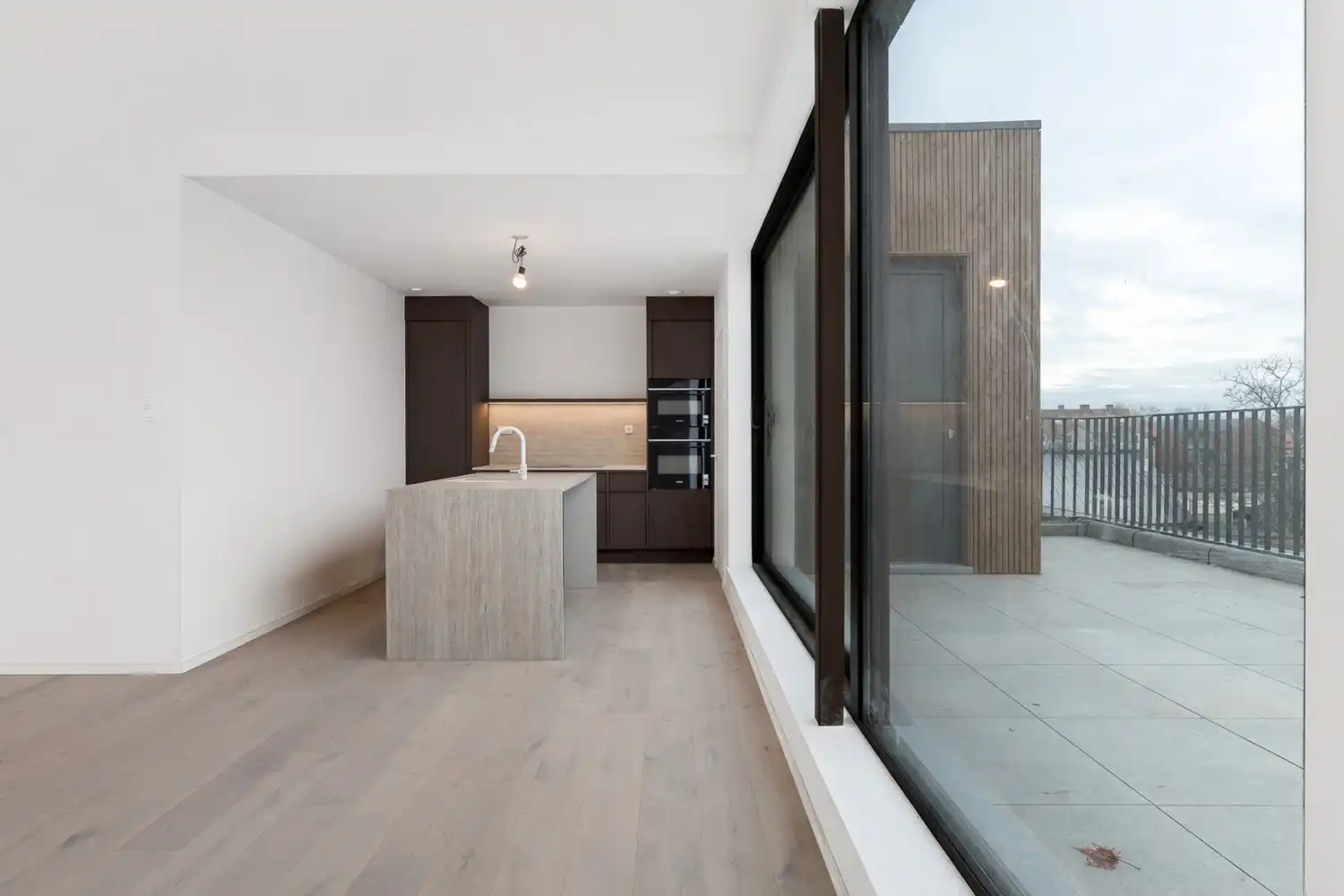 Uitzonderlijk penthouse-appartement met open zicht in hartje Ranst. foto {{pictureIndex}}