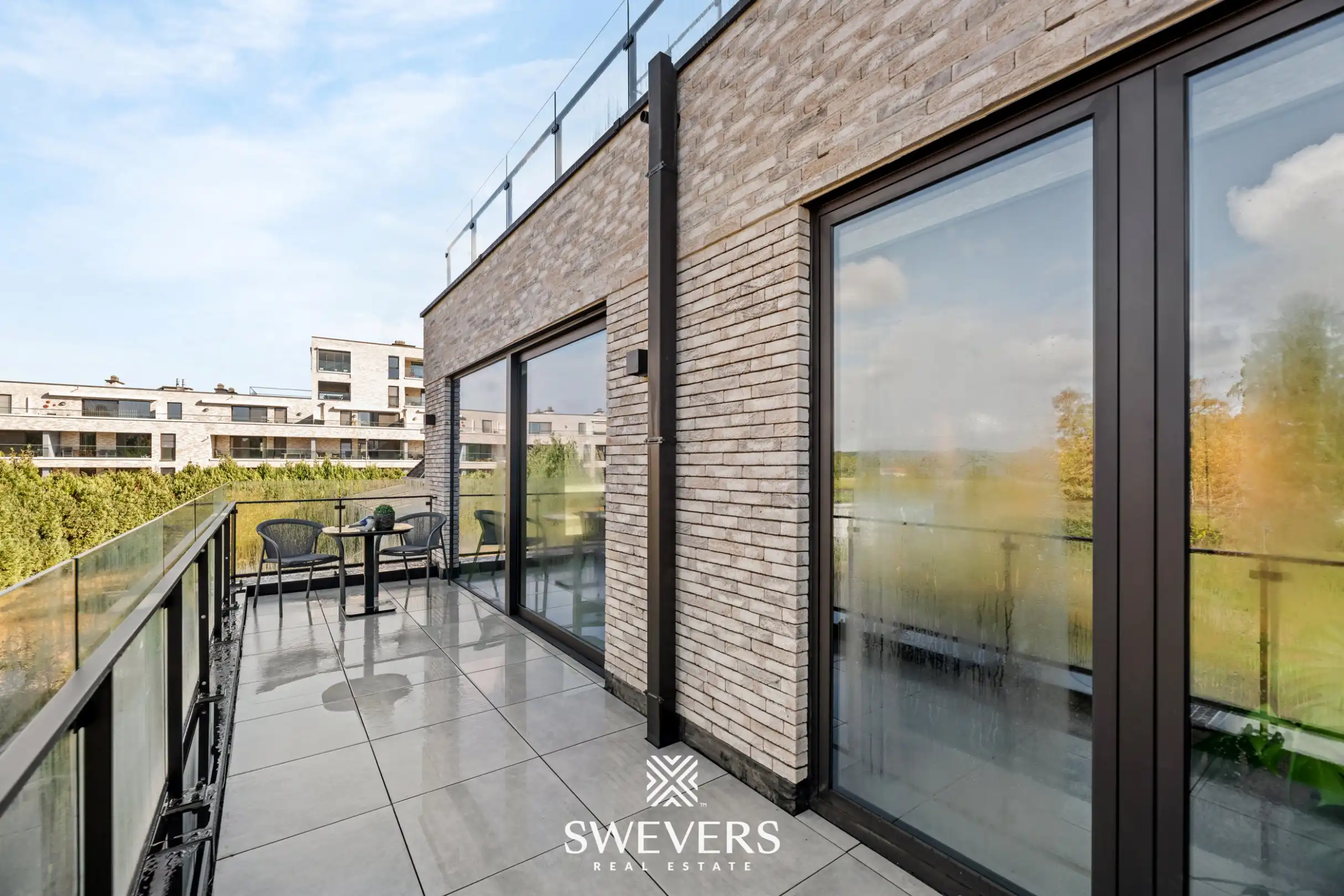 Recent 2-slaapkamerappartement met ruim terras en parking foto 10