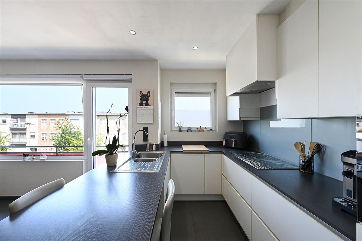 Totaal gerenoveerd appartement in rustige straat foto 5