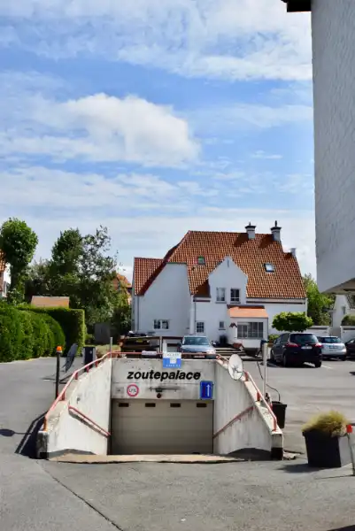 Ruime en vlot toegankelijke garagebox, ideaal gelegen aan het Albertplein in Knokke-Zoute. foto 2