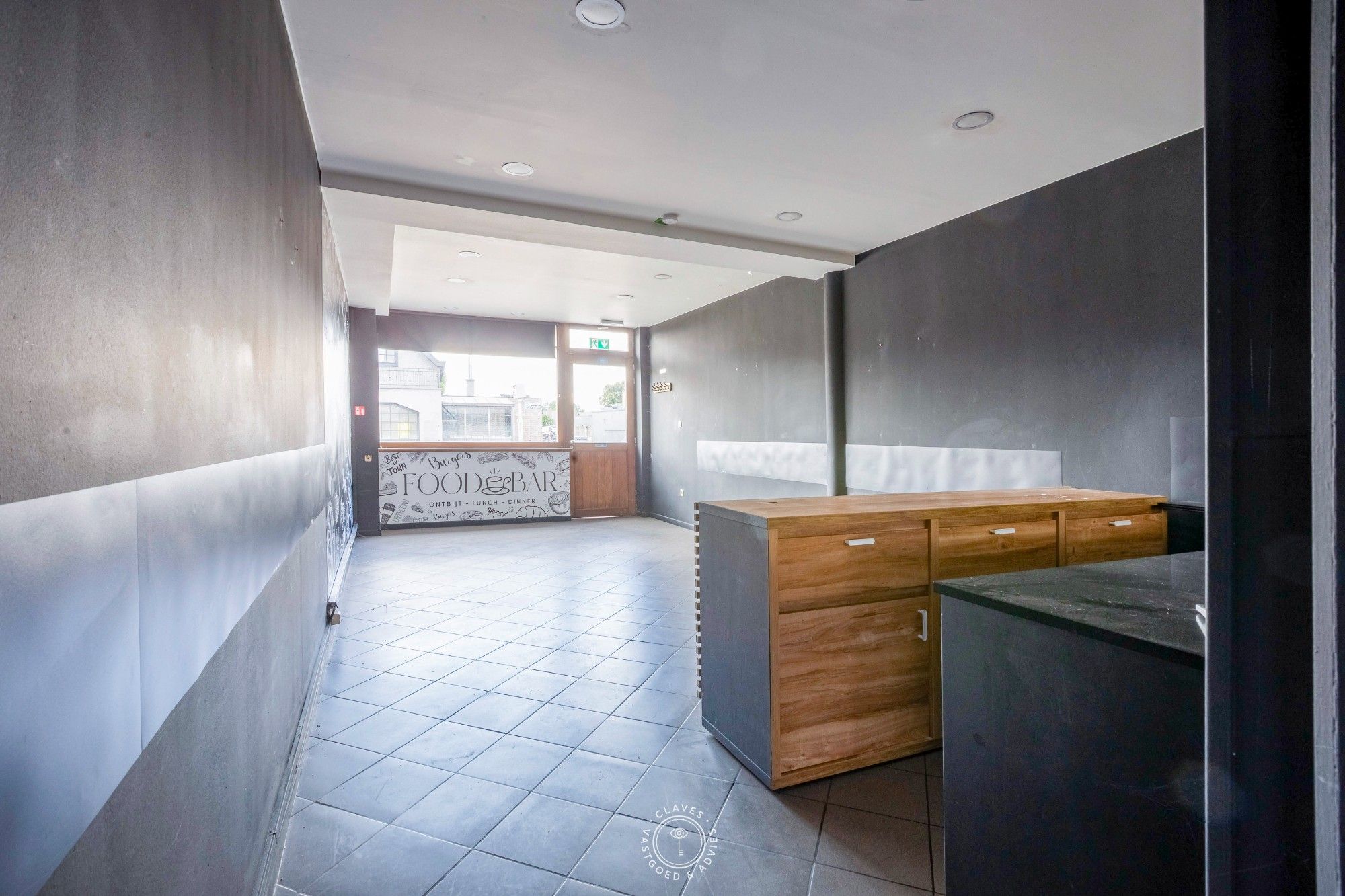 Centraal gelegen handelspand foto 4