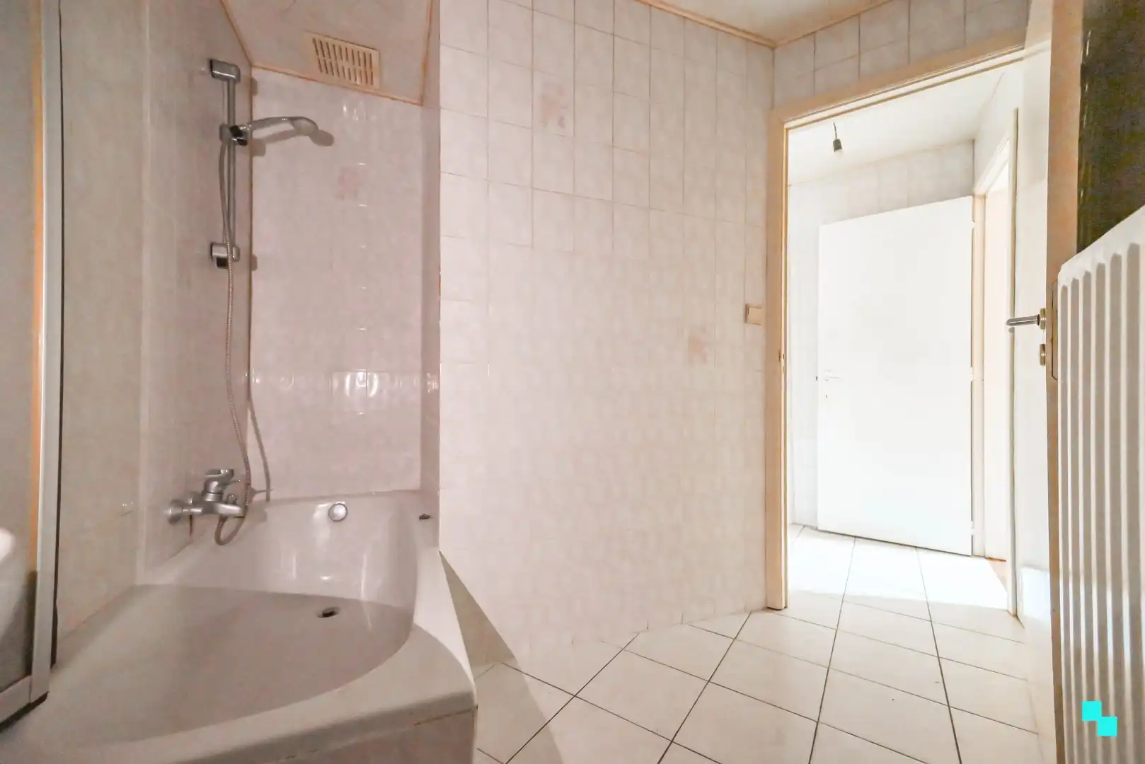 Te renoveren woning met riante garage te Bosmolens foto 9