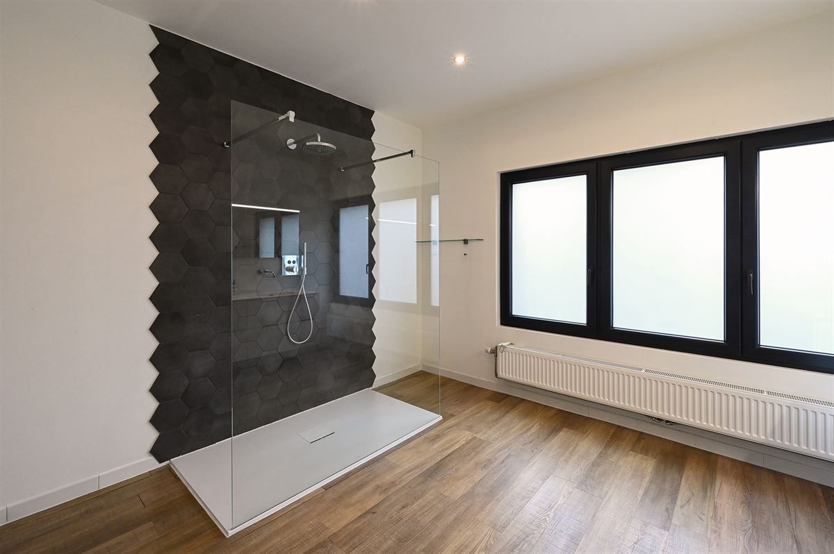 Geheel gerenoveerde gezinswoning met ruime garage foto 15