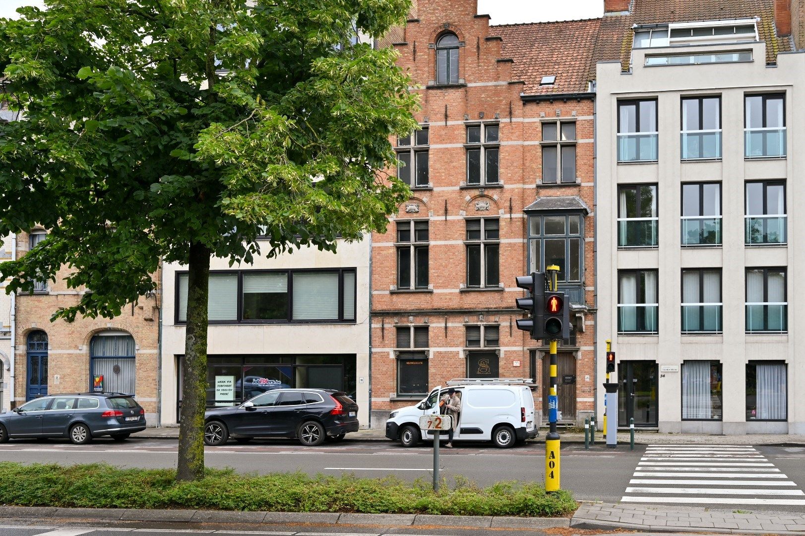 Eclectische burgerwoning als potentieel kantoor op de rand van de historische stadskern foto {{pictureIndex}}