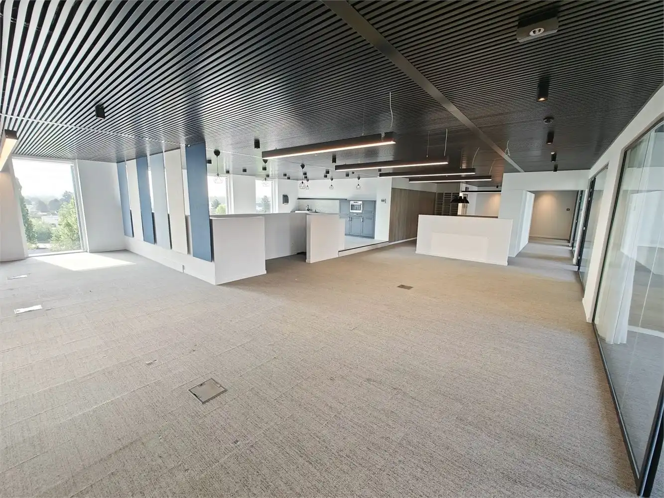 RECENTE KANTOREN INCL. 9 PARKINGS NAAST E40 foto 3