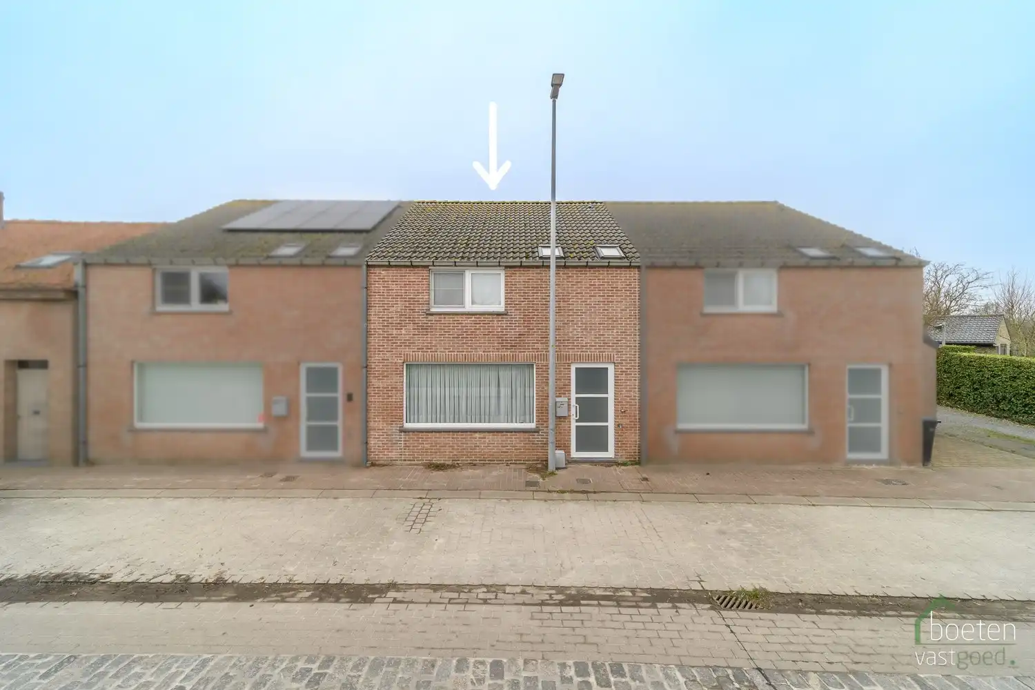 IZENBERGE: Recente rijwoning met alle comfort, 3 slaapkamers, gezellig tuintje en garage op 151m² grondopp. (verhuurd) foto {{pictureIndex}}