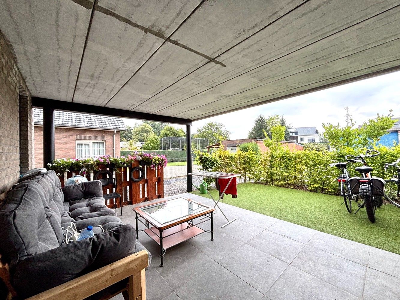 Instapklaar gelijkvloers appartement met aparte ingang, tuin en 2 staanplaatsen te Emblem! foto 9