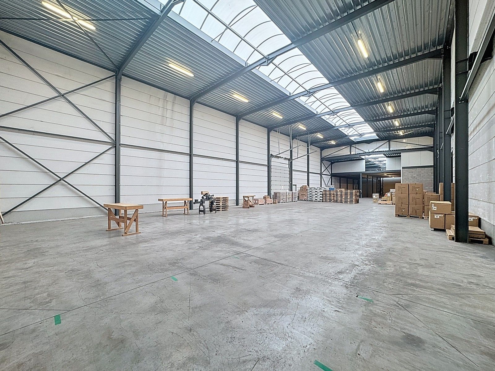 Instapklaar LOGISTIEK MAGAZIJN met laadkade en tussenverdieping te huur op industriezone te Beernem. foto 2