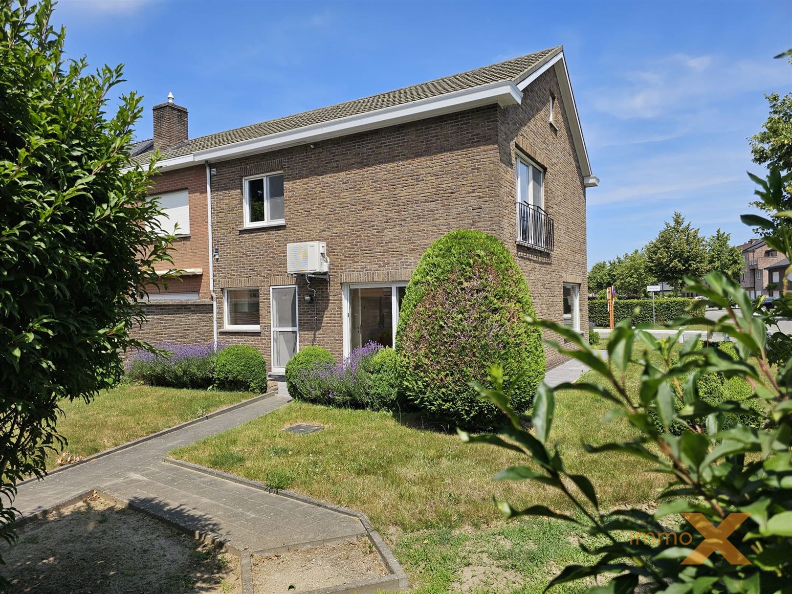 GERENOVEERDE INSTAPKLARE WONING MET GARAGE foto 2