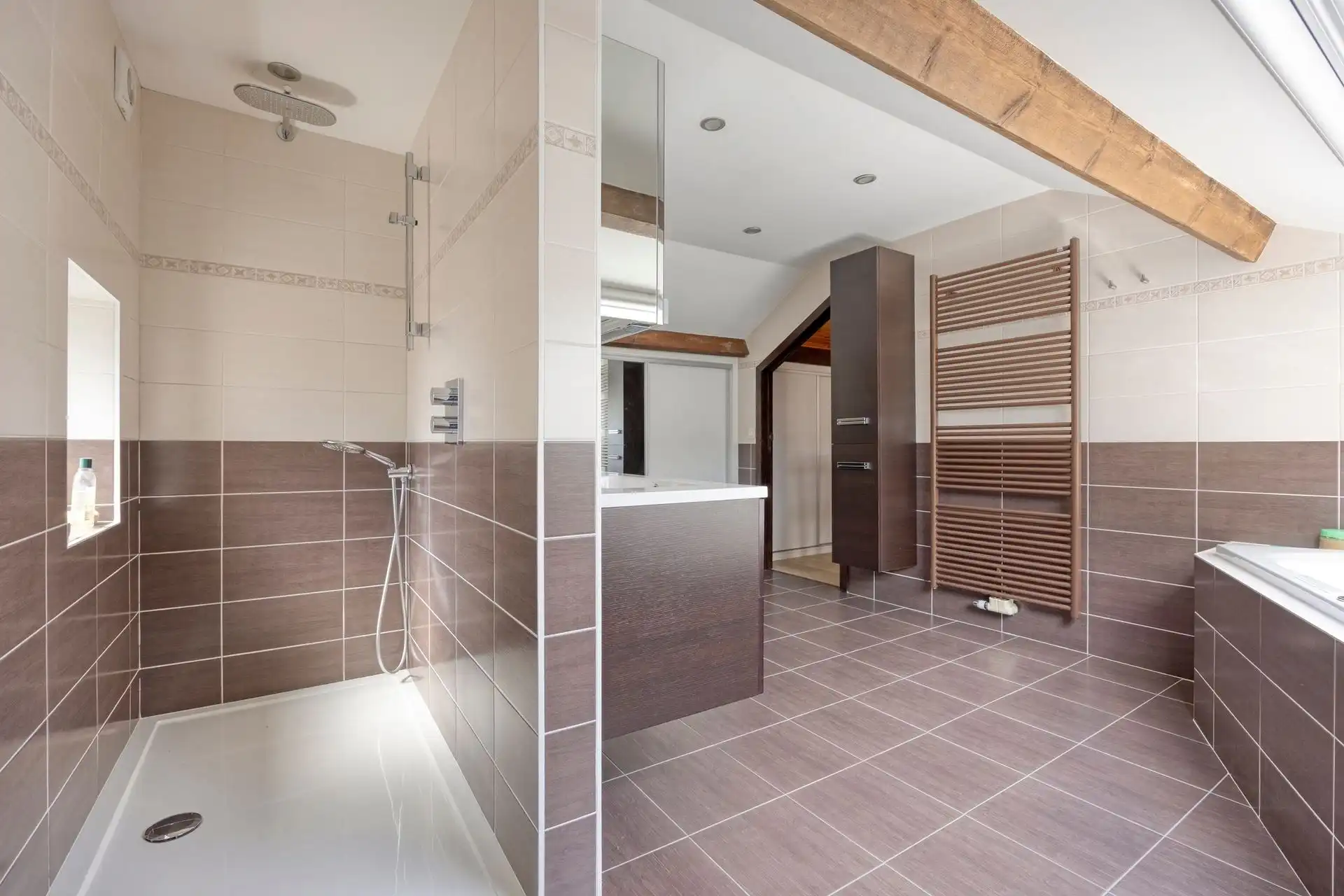 Perfect onderhouden villa in rustige straat foto 22