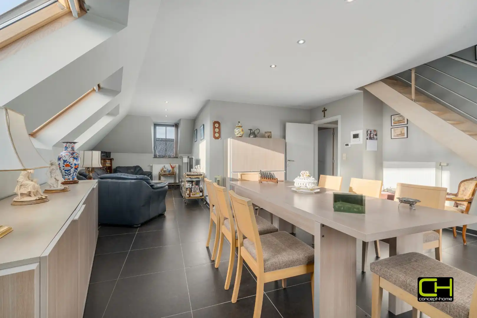 Lichtrijk duplex appartement met terras en ondergrondse staanplaats te koop in Lievegem foto {{pictureIndex}}