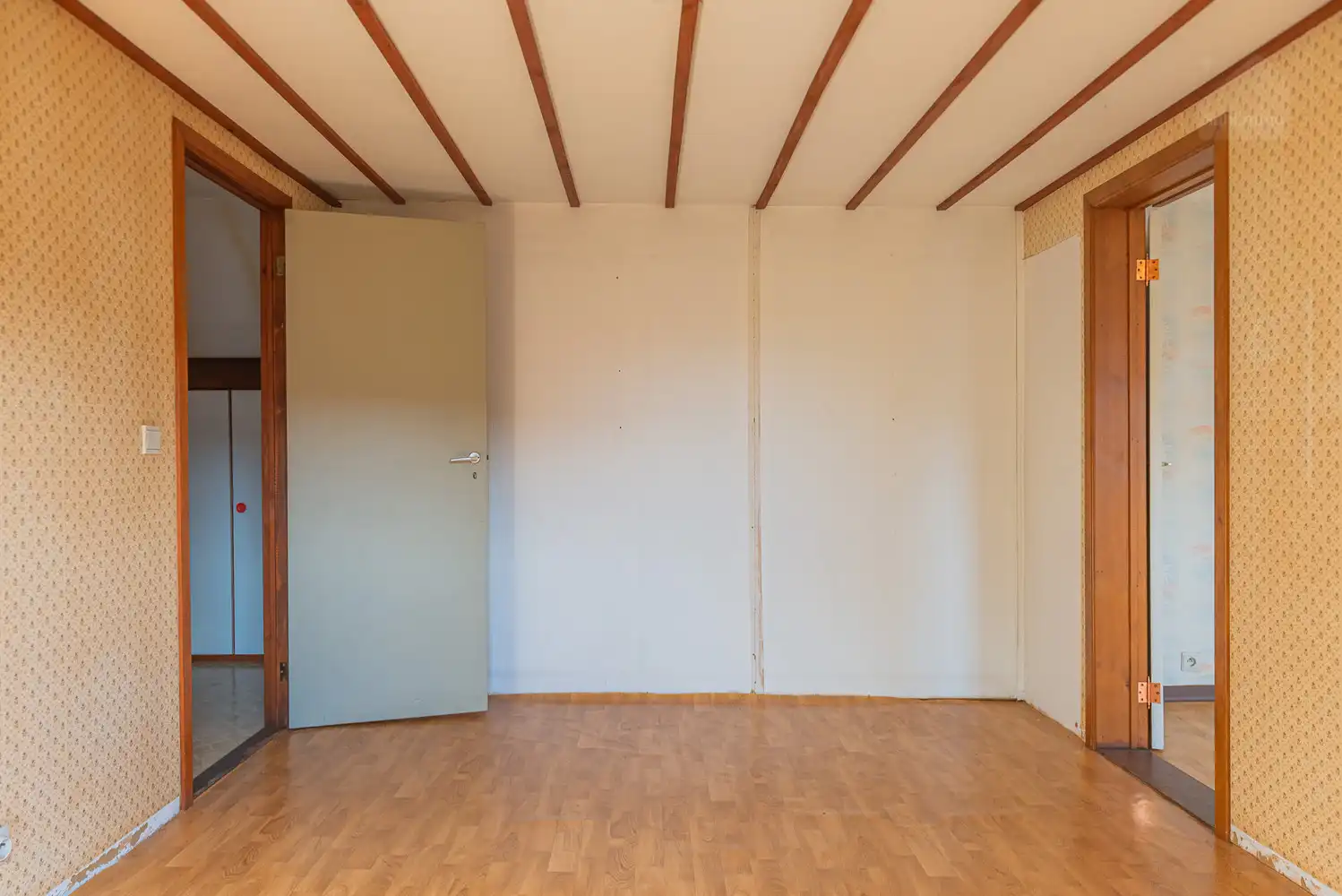 Charmante woning met 6 slaapkamers, garage en gezellige tuin op 695 m² foto 25