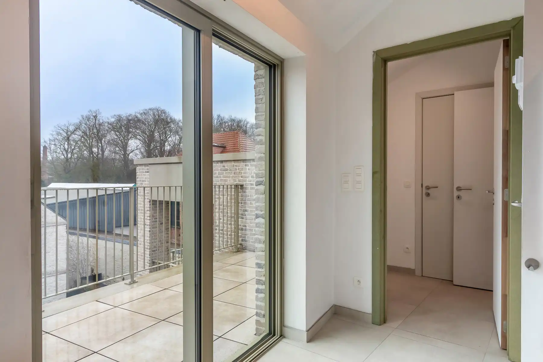 Recent 1-slaapkamer appartement, terras en autostaanplaats foto 18