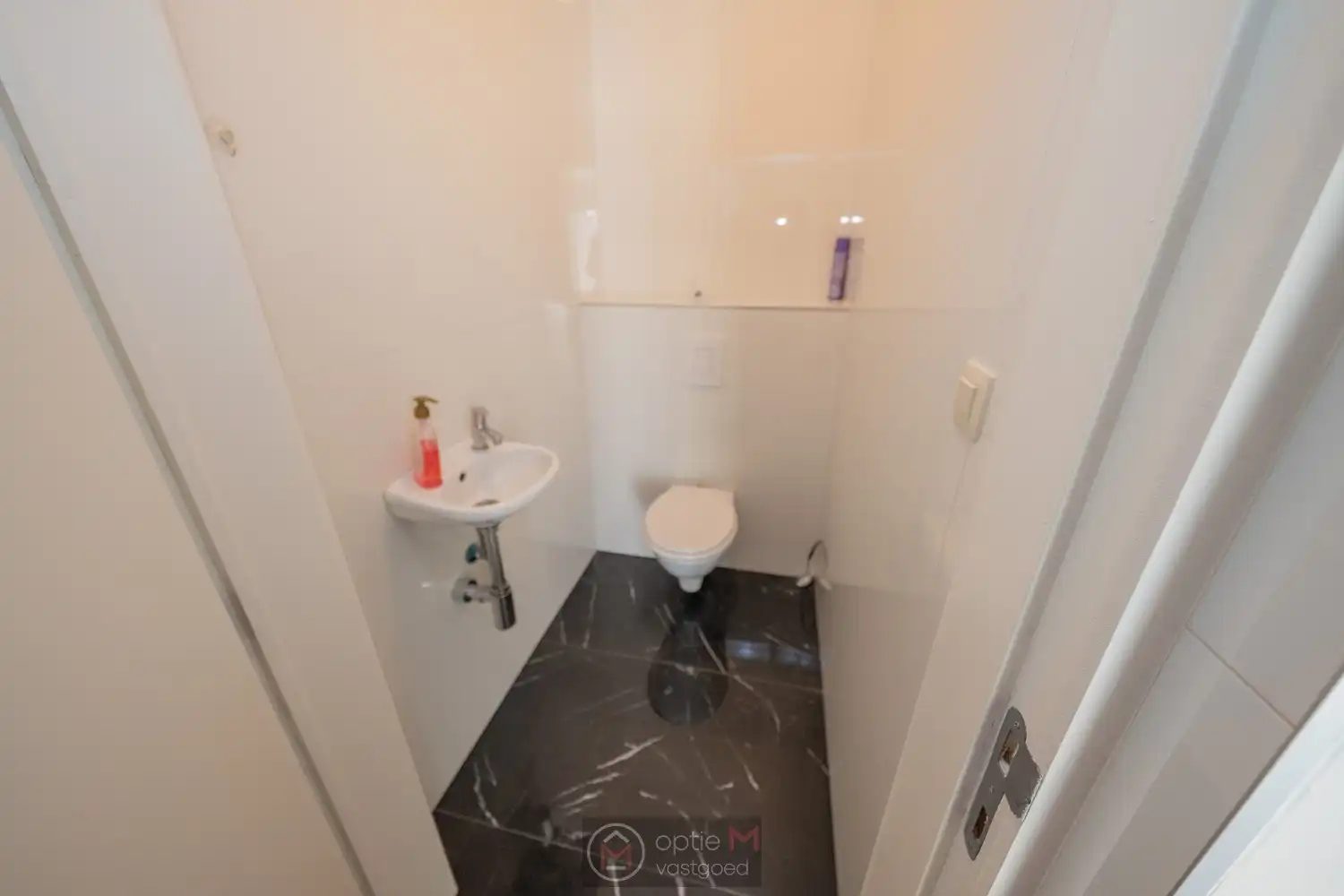 RUIM GELIJKVLOERS APPARTEMENT MET 2 SLPKS EN TUIN MET TERRAS. foto 11