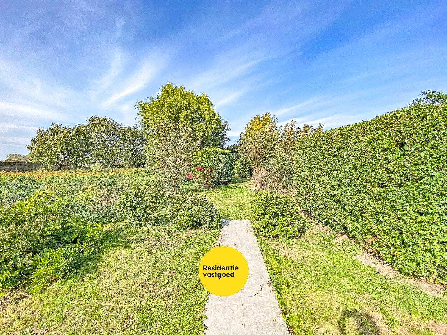 Ruime gezinswoning met 3 slaapkamers, grote tuin en garage.  foto 2